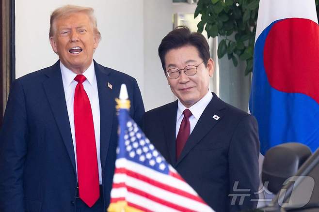 이재명 대통령이 25일(현지시간) 미국 워싱턴 백악관에서 도널드 트럼프 미국 대통령을 만나 인사를 나누고 있다. ⓒ AFP=뉴스1 ⓒ News1 신웅수 기자