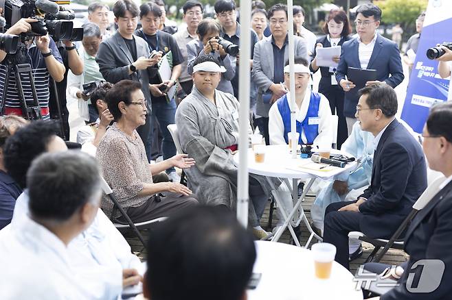 26일 달달버스를 타고 양주별산대놀이마당을 찾은 김동연 경기도지사가 청년 이수자 윤동준 씨와 보유자, 전승교육사 등 보존회 관계자들과 소통하고 있다.(경기도 제공. 재판매 및 DB금지)