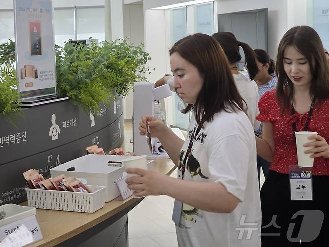 2025 뉴스1 K-브랜드 글로벌 캠프 일환으로 KGC인삼공사 원주공장에서 견학을 진행했다. 견학 후 시음을 진행하는 모습. ⓒ News1 이형진 기자