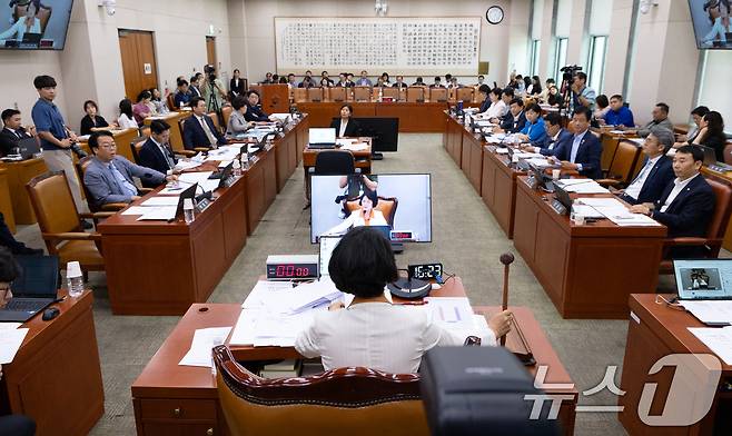 추미애 국회 법제사법위원장이 26일 서울 여의도 국회에서 열린 제428회 국회(임시회) 제1차 전체회의를 주재하고 있다. 2025.8.26/뉴스1 ⓒ News1 이승배 기자