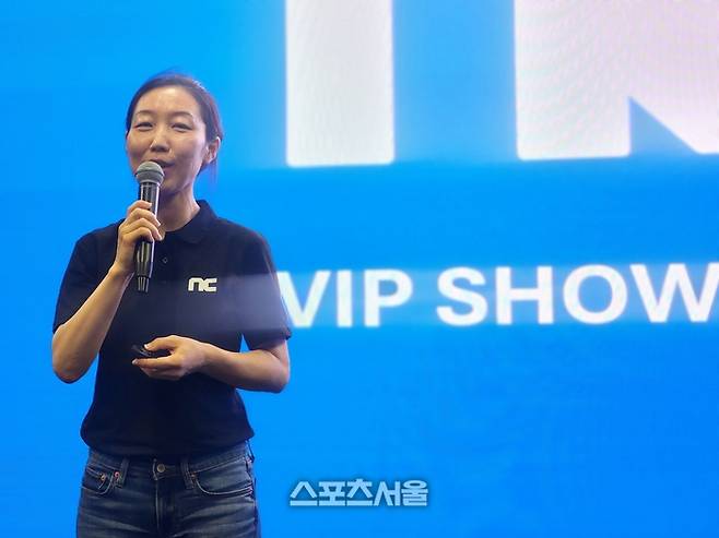 진정희 엔씨아메리카 대표가 현장 간담회에서 출시 신작 등에 대해 소개하고 있다. 쾰른=김민규 기자 kmg@sportsseoul.com