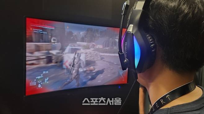 이용자가 게임스컴 2025에 마련된 신더시티 체험부스에서 게임을 즐기고 있다. 쾰른=김민규 기자 kmg@sportsseoul.com