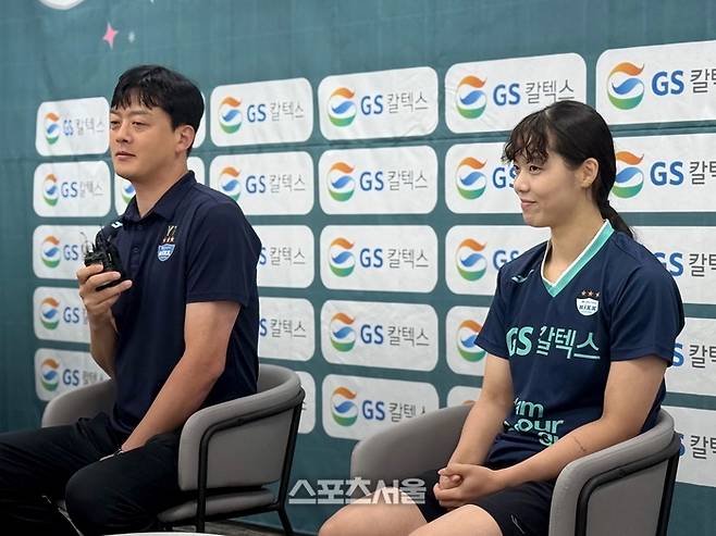 GS칼텍스 이영택 감독과 유서연이 26일 가평 훈련 체육관에서 열린 미디어데이 행사에 임하고 있다. 가평 | 정다워 기자