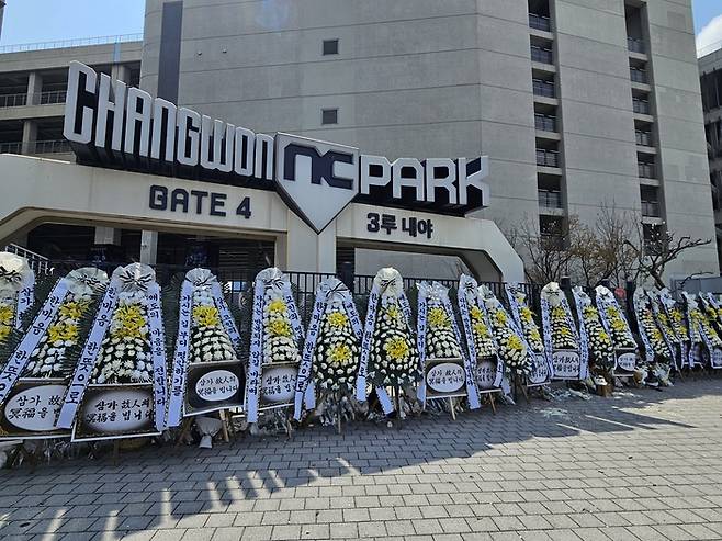 창원NC파크 3루쪽 출입구에 수많은 조화가 놓였다. 사진 | NC 팬 제공