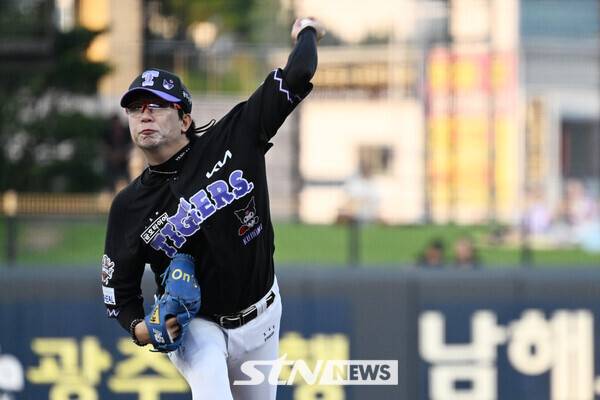 20일 오후 광주 북구 광주-기아 챔피언스필드에서 열린 2025 신한 쏠뱅크 KBO 리그 키움히어로즈 대 KIA타이거즈의 경기, 1회초 KIA 선발 양현종이 역투하고 있다. /사진=뉴시스