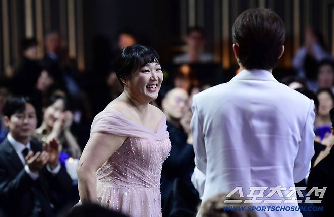 제4회 청룡시리즈어워즈(Blue Dragon Series Awards)가 18일 인천 파라다이스시티에서 열렸다. 여자예능인상 수상한 이수지. 인천=송정헌 기자songs@sportschosun.com/2025.07.18/