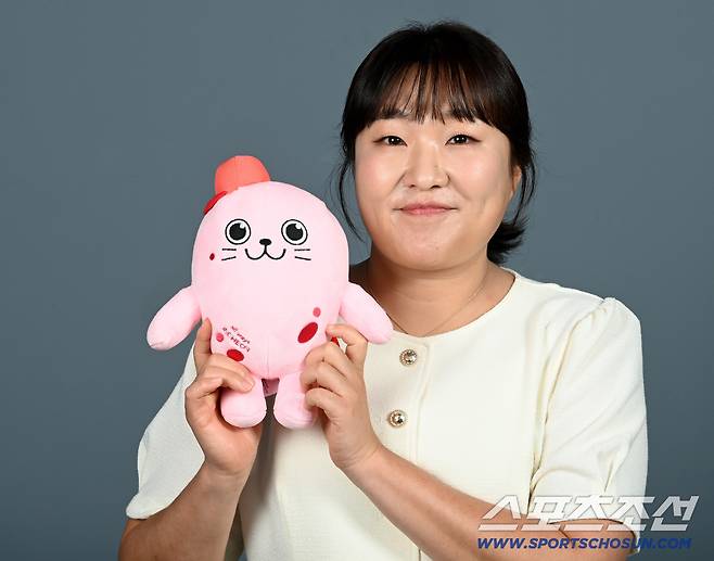 제4회 청룡시리즈어워즈(Blue Dragon Series Awards)에서 여자예능인상을 수상한 이수지가 20일 스포츠조선에서 진행된 인터뷰에 앞서 포즈를 취하고 있다. 허상욱 기자wook@sportschosun.com/2025.08.20/