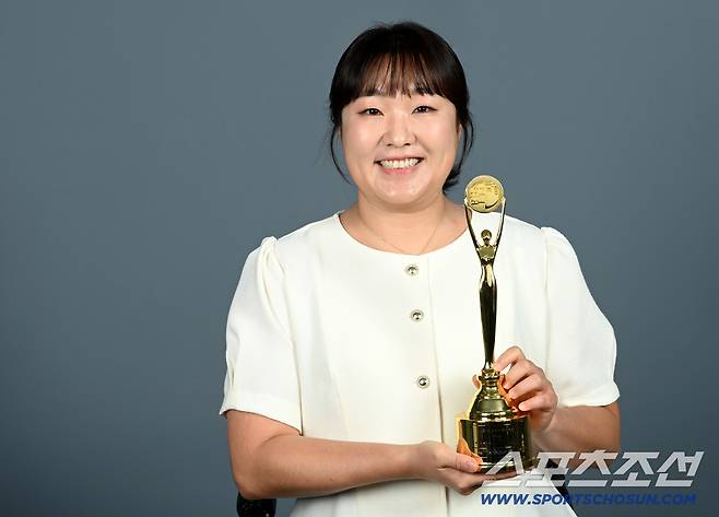 제4회 청룡시리즈어워즈(Blue Dragon Series Awards)에서 여자예능인상을 수상한 이수지가 20일 스포츠조선에서 진행된 인터뷰에 앞서 포즈를 취하고 있다. 허상욱 기자wook@sportschosun.com/2025.08.20/
