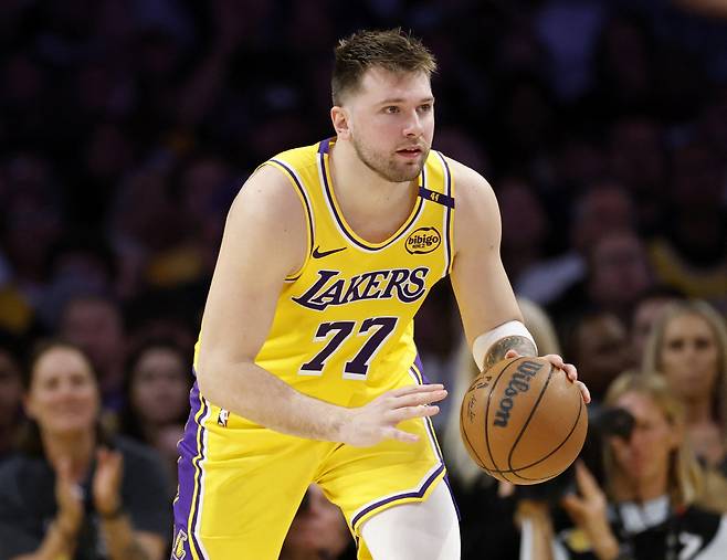 Luka Doncic #77 of the Los Angeles Lakers dribbles during a 103-96 loss to the Minnesota Timberwolves in Game Five of the Western Conference First Round NBA Playoffs at Crypto.com Arena on April 30, 2025 in Los Angeles, California. NOTE TO USER: User expressly acknowledges and agrees that, by downloading and or using this photograph, User is consenting to the terms and conditions of the Getty Images License Agreement. Doncic has signed a new long-term contract extension with the Los Angeles Lakers, the club announced on August 2, 2025, in a deal reportedly worth $165 million over three years. The Slovenian star, who joined the Lakers in a jaw-dropping trade earlier this year, will remain with the Lakers for the next three years through to 2028. (Photo by Harry How / GETTY IMAGES NORTH AMERICA / AFP)







<저작권자(c) 연합뉴스, 무단 전재-재배포, AI 학습 및 활용 금지>