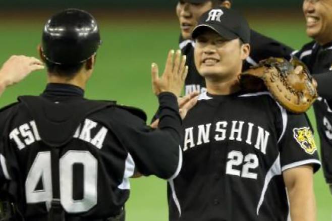 한신 시절 쓰루오카와 하이파이브 하는 오승환(오른쪽), 스포츠닛폰 본사 제휴