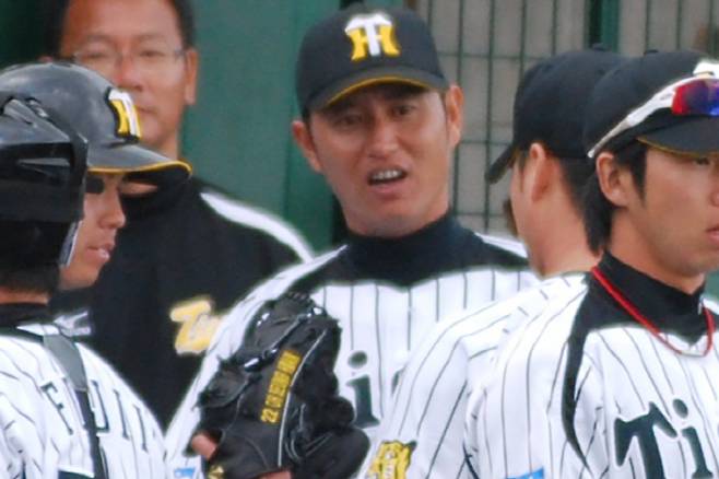 한신 시절의 쓰루오카와 오승환. 사진=무로이 마사야