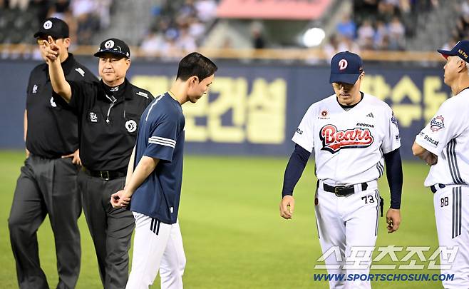 26일 잠실야구장에서 열린 삼성과 두산의 경기, 6회말 조성환 감독대행이 오명진의 타구때 비디오 판독결과 파울이 선언되자 그라운드로 나와 어필하며 퇴장을 당하고 있다. 잠실=허상욱 기자wook@sportschosun.com/2025.08.26/