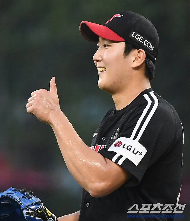 24일 광주 기아 챔피언스필드에서 열린 LG-KIA전. 4회말 1사 김선빈의 타구를 내야땅볼로 처리한 3루수 문보경을 향해 손주영이 엄지를 들고 있다. 광주=정재근 기자 cjg@sportschosun.com/2025.7.24/