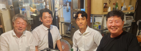 권태균 글로벌아리랑응원단장, 이병엽 붉은악마3080 LED고문, 박주영 울산HD코치, 고금영 붉은악마 3080 LED고문(이상 왼쪽부터)이 장종수 씨의 빈소를 지키고 있다.