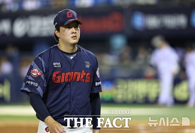 롯데 자이언츠 마무리 투수 김원중이 화보집 형태의 자서전을 출간했다. 현역 선수가 시즌 중 개인적 소재의 책자를 낸 게 초유의 일이라 논란이 일고 있다. /뉴시스
