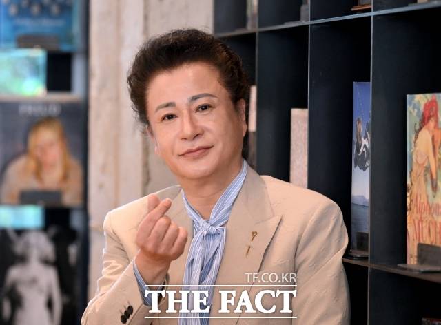 '무속인 출신 가수'로 독보적인 행보를 이어가고 있는 파파금파가 라틴 삼바리듬의 빠른 신곡 '사랑에 속았네'로 음악 활동에 본격 시동을 건다. 9월부터는 지상파 드라마로도 시청자들을 만난다. /이새롬 기자