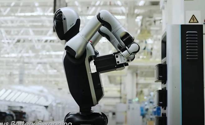 중국 유비테크의 휴머노이드 로봇 '워커 S2'가 스스로 충전된 배터리를 교환하고 있다. 유비테크 유튜브 캡처