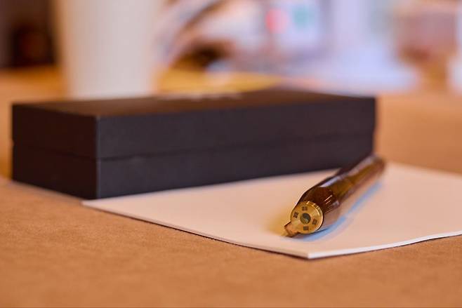 대통령실이 25일(현지시간) 공개한 한미 정상회담을 위해 준비한 이재명 대통령의 만년필. 이 대통령의 서명용이었지만 도널드 트럼프 미국 대통령의 요청으로 즉석에서 선물했다. /연합뉴스