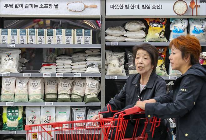 서울 대형마트에서 일본인 관광객들이 쌀 코너를 살펴보고 있다. 최근 한국 쌀값이 일본의 반값 수준으로 떨어져 일본인 관광객들이 쌀을 사러 오는 이른바 '한국 쌀 찍턴(turn)족'이 나타나고 있다. /박성원 기자
