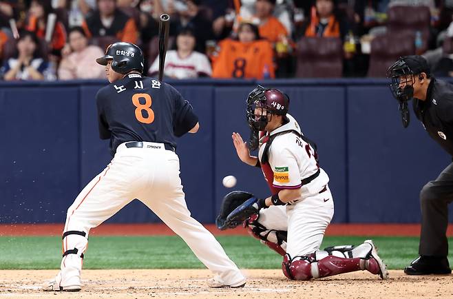 11일 서울 구로구 고척스카이돔에서 열린 '2025 신한 SOL뱅크 KBO리그' 한화 이글스와 키움 히어로즈의 경기, 키움 포수 김재현이 5회초 2사 2,3루 한화 노시환의 타석 때 포구 실책을 하며 실점을 허용하고 있다. 기사 내용과 사진은 관계 없음./뉴스1