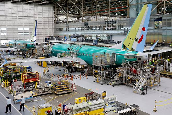 보잉 737 MAX 항공기가 2024년 6월 25일 미국 워싱턴주 렌튼 공장에서 조립되고 있다. /연합뉴스