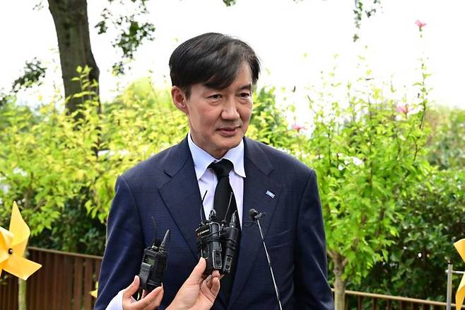 조국 조국혁신당 전 대표가 25일 오전 경남 김해시 봉화마을 고 노무현 전 대통령 묘역을 찾아 참배한 후 언론 질문에 답하고 있다. ⓒ뉴시스