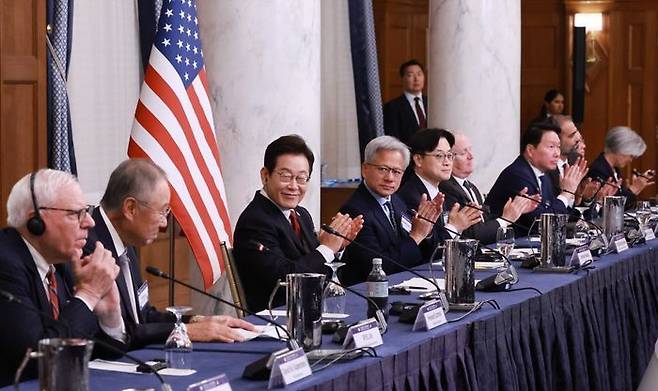 이재명 대통령이 25일(현지시간) 미국 워싱턴DC 윌라드 호텔에서 열린 한미 비즈니스 라운드 테이블에서 류진 한국경제인협회 회장의 발언 뒤 박수치고 있다. ⓒ연합뉴스