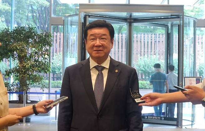 26일 이찬희 삼성 준법감시위원회 위원장이 서울 서초구 삼성생명 서초사옥에서 열린 3기 준감위 정례회의에 앞서 기자들과 질의하고 있다.ⓒ공동취재단