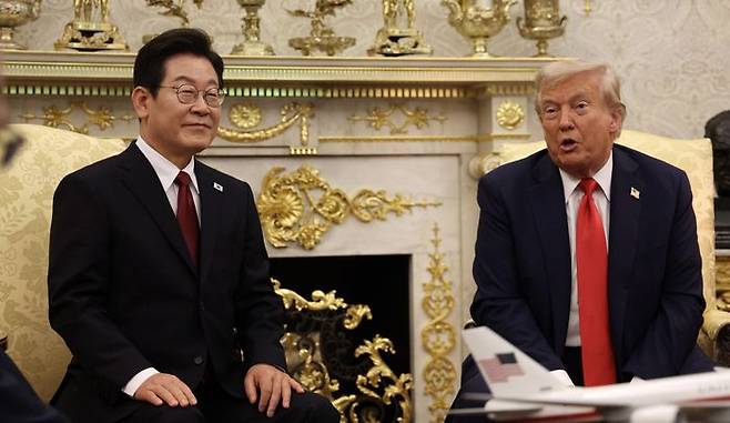 이재명 대통령과 도널드 트럼프 미국 대통령이 25일(현지시각) 미국 워싱턴DC 백악관에서 한미 정상회담을 하고 있다. ⓒ뉴시스