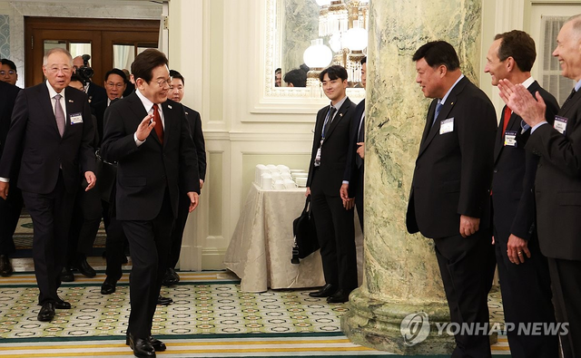 이재명 대통령이 25일(현지시간) 미국 워싱턴DC 윌라드 호텔에서 열린 한미 비즈니스 라운드 테이블 리셉션에 입장하며 인사하고 있다.  연합뉴스