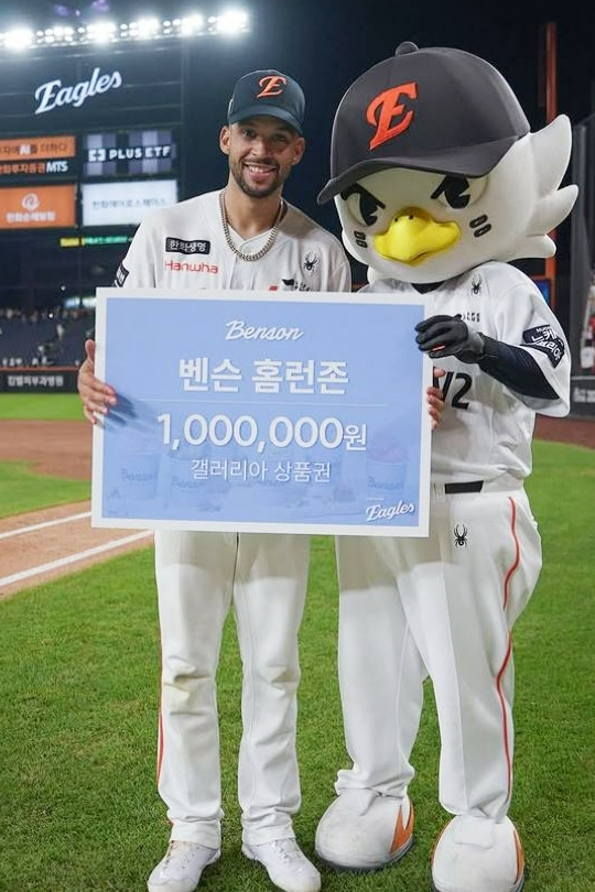 한화이글스 외야수 루이스 리베라토가 지난달 ‘벤슨 홈런존’ 방향으로 홈런을 친 뒤 기념 촬영을 하고 있다. [한화갤러리아 제공]
