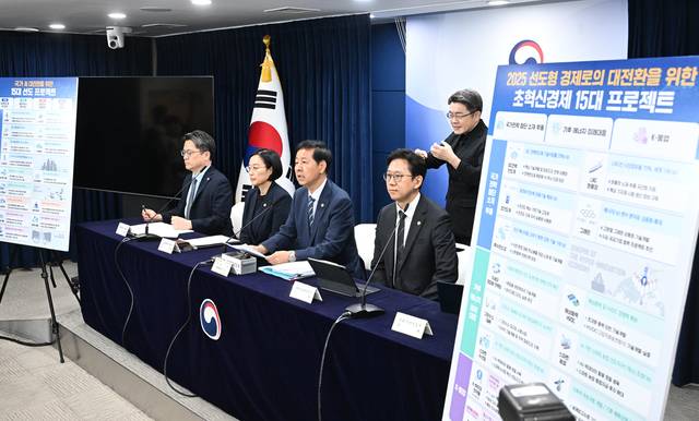 새정부 경제성장전략 관계부처 합동브리핑. 왼쪽부터 문신학 산업부 1차관, 한성숙 중기부 장관, 구윤철 부총리, 배경훈 과기정통부 장관. [기재부]