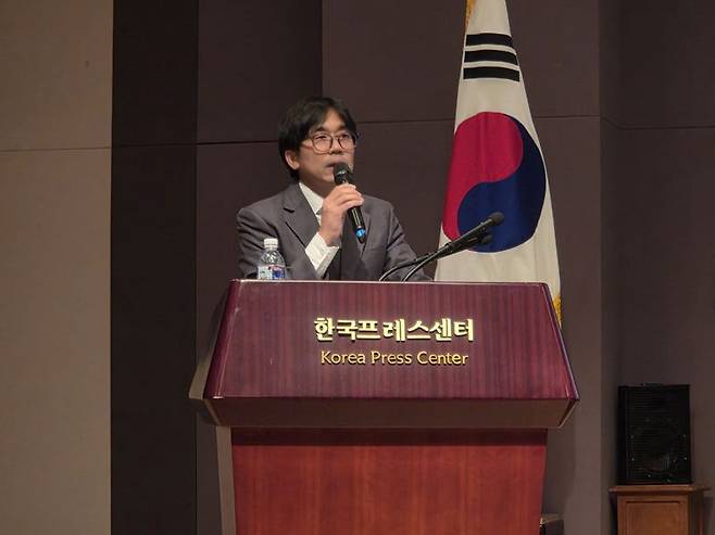 노창희 디지털산업정책연구소 소장이 한국방송학회가 26일 오전 한국프레스센터 20층 국제회의장에서 개최한 ‘콘텐츠 산업 활성화와 문화강국 실현’ 세미나에 참석해 발제하고 있다. 사진=구자윤 기자