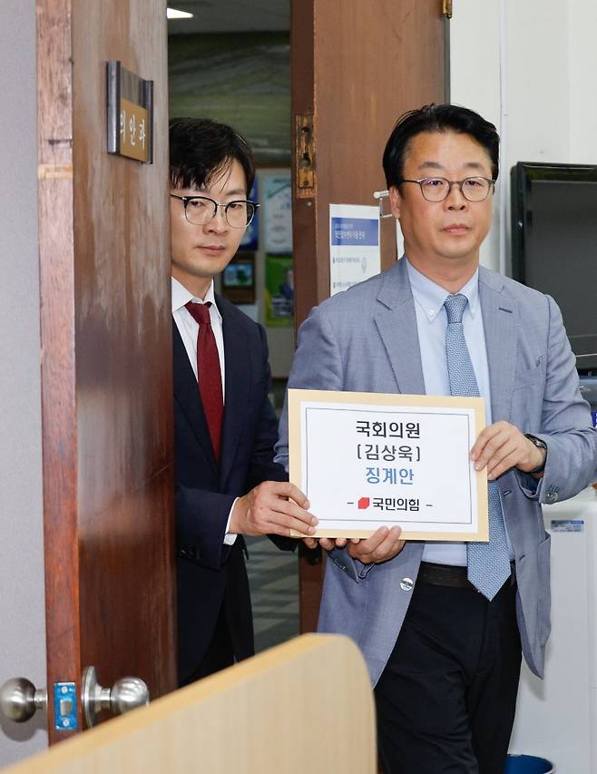 국민의힘 곽규택 수석대변인(오른쪽)과 박충권 의원이 26일 오후 대부업체 사내이사 겸직 논란 관련 김상욱 더불어민주당 의원 징계안을 제출하기 위해 국회 의안과에 들어서고 있다. 뉴스1