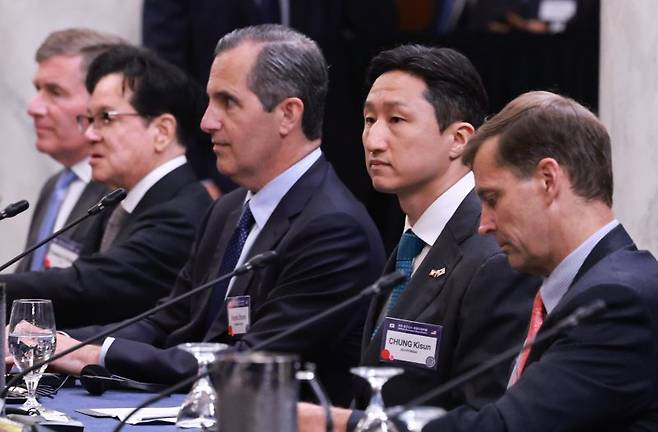 정기선 HD현대 수석부회장(오른쪽 두번째)이 25일(현지시간) 미국 워싱턴DC 윌라드 호텔에서 열린 한미 비즈니스 라운드 테이블에 참석하고 있다. 연합뉴스
