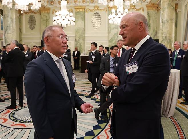 정의선 현대차그룹 회장(왼쪽)이 25일(현지시간) 미국 워싱턴DC 윌러드 호텔에서 열린 한미 비즈니스 라운드 테이블 리셉션에 참석해 개리 콘 IBM 부사장과 대화하고 있다. 연합뉴스