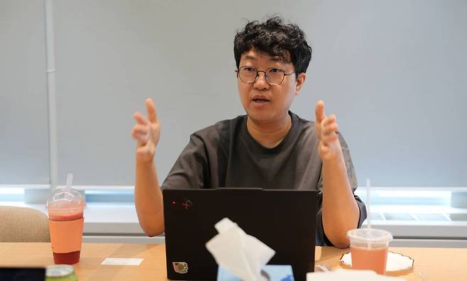 '카제나'의 시스템에 대해 설명하는 김형석 PD