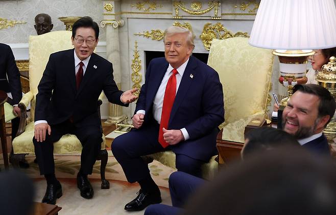 이재명 대통령과 도널드 트럼프 미국 대통령이 25일(현지시간) 미국 워싱턴DC 백악관에서 정상회담을 하고 있다. 맨 오른쪽은 밴스 부통령. 연합뉴스