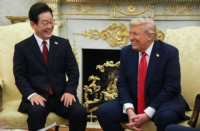 이재명 대통령이 25일(현지시간) 미국 워싱턴 DC 백악관 오벌오피스에서 도널드 트럼프 미국 대통령과 한미 정상회담을 하며 함께 웃고 있다. 연합뉴스