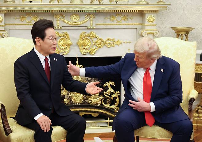 이재명 대통령이 25일(현지시간) 미국 워싱턴 DC 백악관 오벌오피스에서 도널드 트럼프 미국 대통령과 한미 정상회담을 하고 있다. 연합뉴스