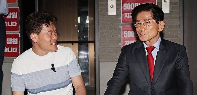 한국사 강사 전한길 씨가 8월18일 서울 여의도 국민의힘 중앙당사를 찾아 농성 중인 김문수 당 대표 후보와 웃으며 대화를 나누고 있다. 연합뉴스