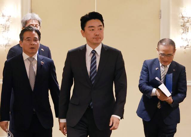 김용범 대통령실 정책실장(왼쪽부터), 강훈식 대통령 비서실장, 위성락 국가안보실장이 25일(현지시각) 미국 워싱턴의 한국프레스센터가 마련된 호텔에서 한-미 정상회담 관련 브리핑을 하기 위해 프레스센터로 들어서고 있다. 연합뉴스