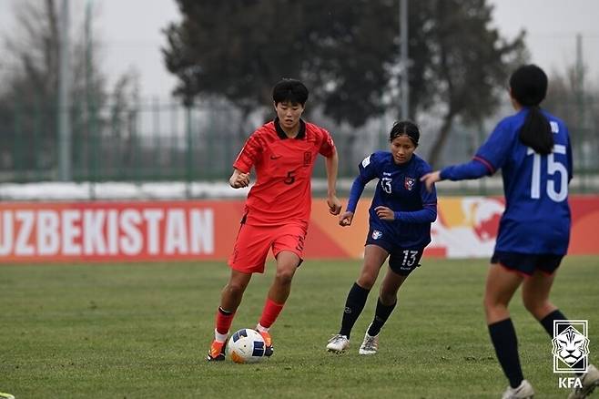 남승은(왼쪽) 선수가 2024년 3월6일 우즈베키스탄 타슈켄트에서 열린 U20 여자 아시안컵 조별리그 2차전에서 대만 선수를 제치고 공을 몰고 있다. 대한축구협회 제공