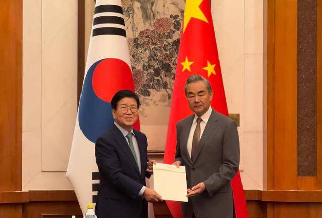 아재명 대통령 특사단장인 박병석(왼쪽) 전 국회의장이 24일 베이징에서 왕이 중국공산당 중앙외사판공실 주임 겸 외교부장(장관)을 만나 친서를 전달한 후 기념촬영을 하고 있다. 베이징=연합뉴스