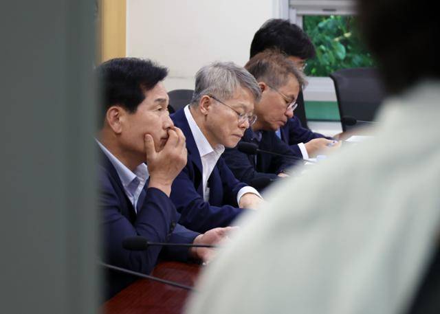 민형배 더불어민주당 국민주권 검찰 정상화 특위 위원장이 20일 오후 서울 여의도 국회 의원회관에서 열린 검찰개혁 관련 비공개 당정협의회에서 자료를 검토하고 있다. 뉴시스