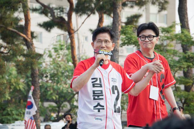 5월 26일 서울 도봉구 방학사거리에서 김문수 당시 국민의힘 대선 후보의 노원·도봉·강북 집중유세에 한동훈 전 대표가 참석해 지원 유세를 하고 있다. 정다빈 기자