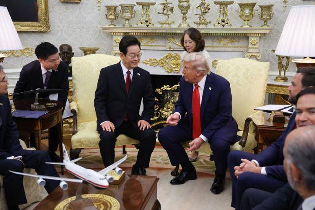 도널드 트럼프(오른쪽) 미국 대통령 뒤에 선 이연향 국무부 통역국장이 25일 워싱턴 백악관에서 열린 한미정상회담에서 이재명 대통령과 트럼프 대통령 간 대화를 통역하고 있다. 워싱턴=연합뉴스