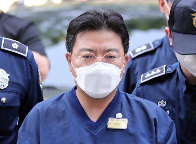 소시에테제네랄(SG)증권발 폭락 사태와 관련해 주가조작을 주도한 의혹을 받는 라덕연 투자자문업체 대표가 2023년 5월 서울 양천구 서울남부지방법원에서 열리는 구속 전 피의자심문에 출석하고 있다. 뉴스1