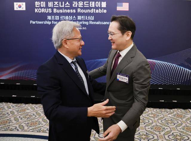 이재용 삼성전자 회장이 25일 미국 워싱턴 DC 윌라드 호텔에서 열린 한미 비즈니스 라운드 테이블 리셉션에 참석해 젠슨 황 엔비디아 최고경영자(CEO)와 포옹하고 있다. 워싱턴=연합뉴스