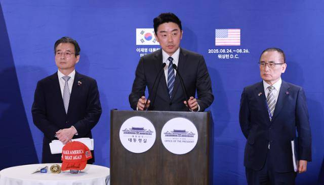 김용범 대통령실 정책실장(왼쪽부터), 강훈식 대통령 비서실장, 위성락 국가안보실장이 25일 미국 워싱턴의 호텔에 마련된 프레스센터에서 이재명 대통령과 도널드 트럼프 미국 대통령의 한미정상회담 관련 브리핑을 하고 있다. 워싱턴=연합뉴스